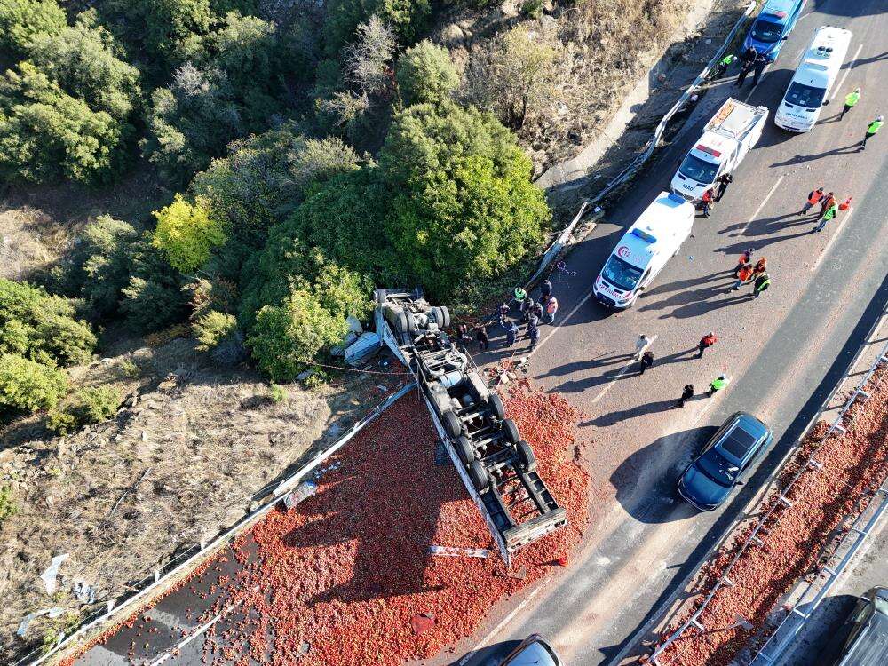 Domates yüklü TIR devrildi, yolcu otobüsü sıkıştı! 1 ölü var 5